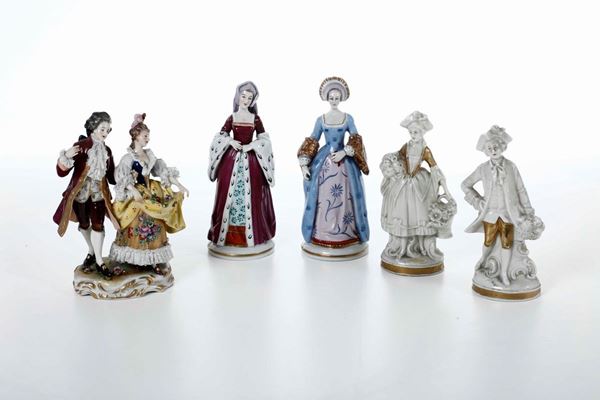 Figurine delle regine d'Inghilterra Caterina Parr e Anne Boleyn, un gruppo galante e una coppia di giovani in abiti settecenteschi Turingia, Manifatture di Sitzendorf e di Volkstedt-Rudolstadt, XX secolo
