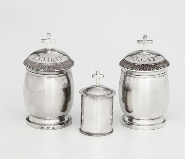 Tre contenitori per olio santo in argento fuso, sbalzato e cesellato. La coppia Genova XIX secolo; l'altro XIX secolo (apparentemente privo di punzonatura)
