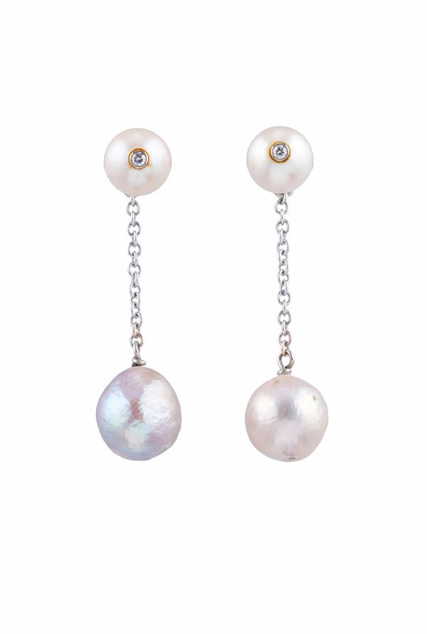 Orecchini pendenti con perle coltivate e piccoli diamanti