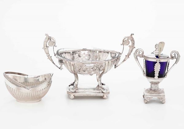 Insieme di una coppa biansata, cestino e compostiera in argento e vetro. Differenti manifatture europee del XIX-XX secolo
