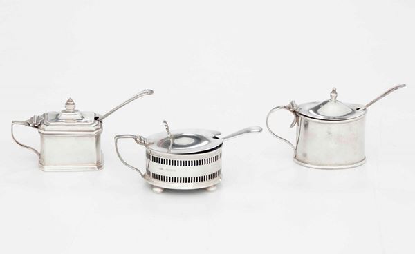 Tre mostardiere con cucchiaini in argento e vetro, Inghilterra XX secolo