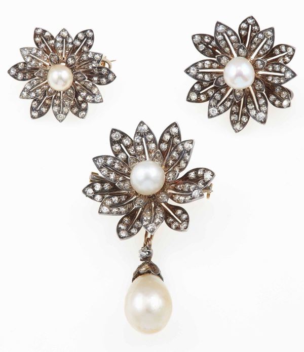 Parure con perle naturali, composta da tre spille di cui una con pendente di perla a goccia