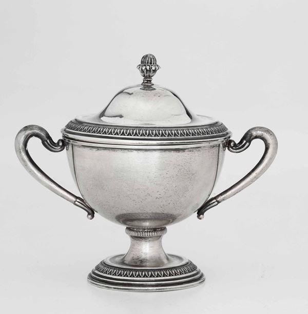 Zuccheriera stile Impero in argento. Argenteria artistica italiana del XX secolo