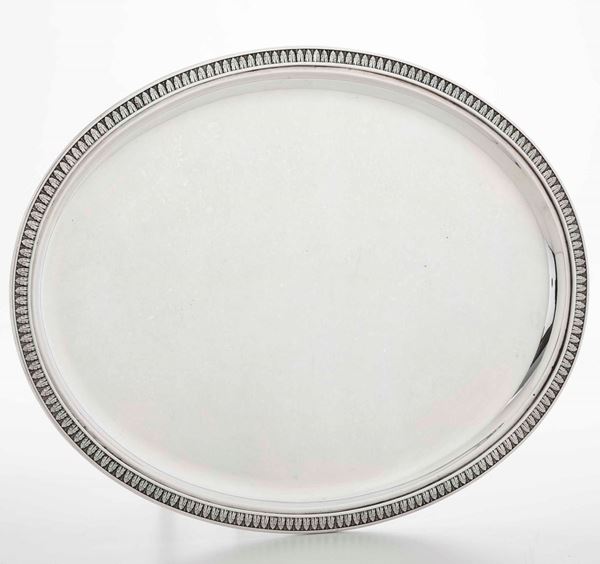 Vassoio ovale in argento. Argentieria italiana del XX secolo. Argentiere Dettoni, Milano