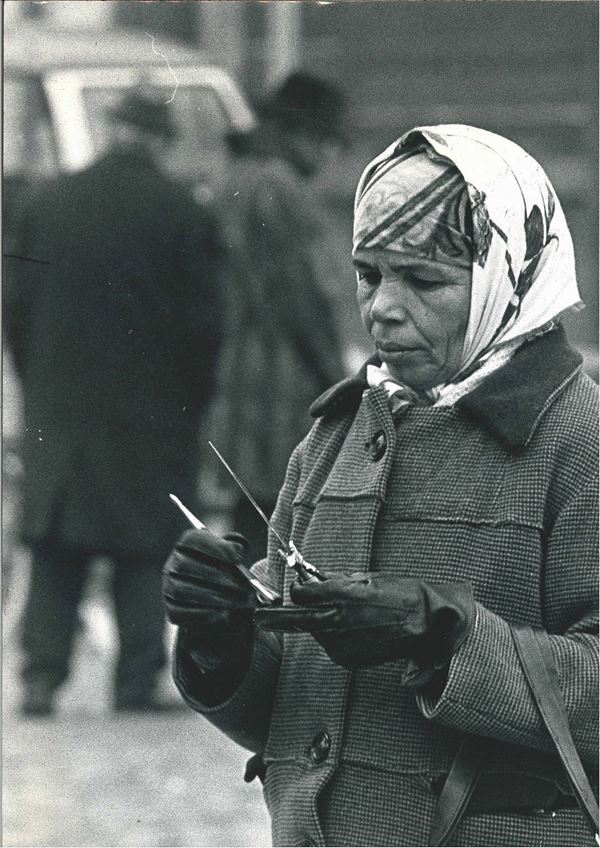 Uliano Lucas (1942) Al mercato di Bruxelles, i coltelli