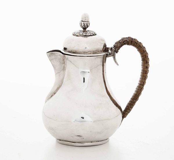 Piccola caffettiera (cuccuma) in argento fuso e sbalzato. Venezia XVIII-XIX secolo