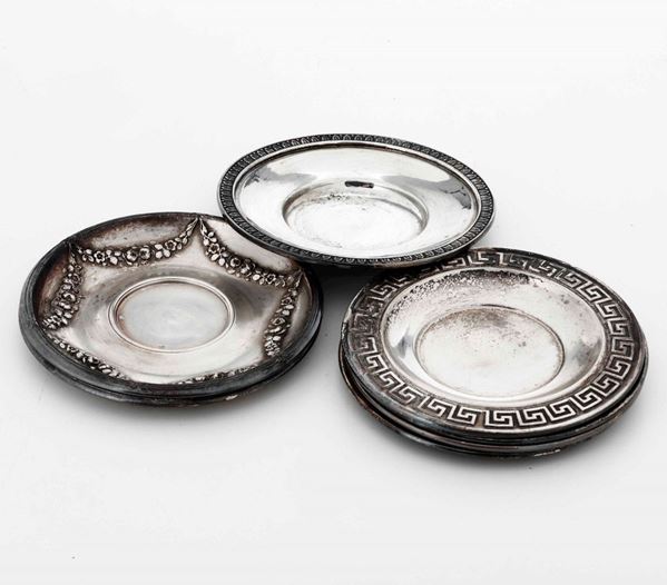Un piattino in argento e sei in metallo argentato (Alpacca). Manifatture del XX secolo
