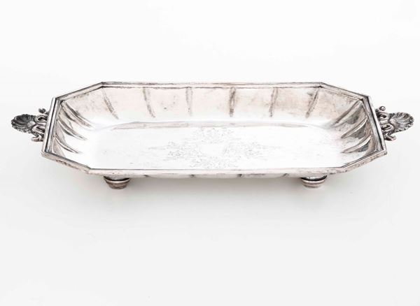 Centrotavola in argento con manico a conchiglia. Argenteria milanese del XX secolo