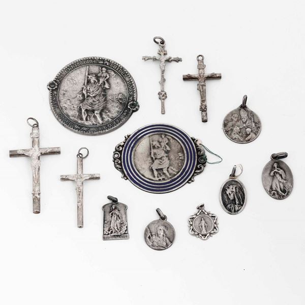 Insieme di otto medaglie e quattro crocifissi. Differenti manifatture del XX secolo