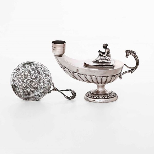 Insieme di lucerna in argento e piccolo specchio. Argenteria italiana del XX secolo