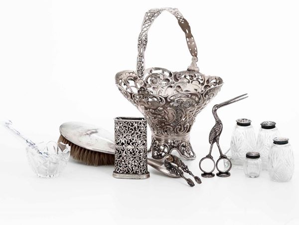 Insieme di oggetti in argento e metallo. Varie manifatture del XX secolo