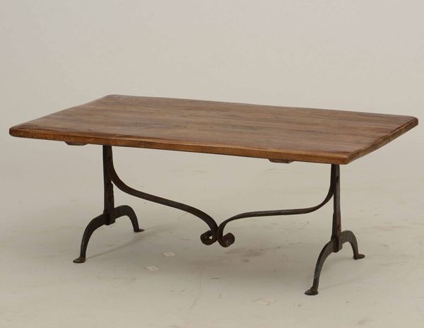 Coppia di tavoli bassi con struttura in metallo e piano in legno