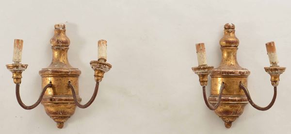 Coppia appliques a due luci in legno dorato