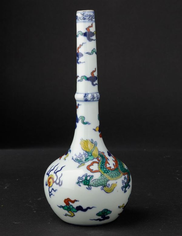 Vaso a bottiglia in porcellana Doucai con decoro di draghi tra le nuvole, Cina, XX secolo
