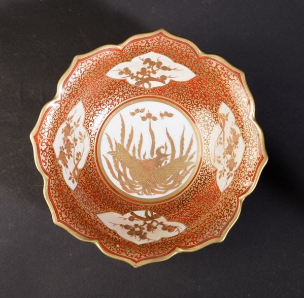Ciotola sagomata in porcellana Kutani sui toni dell'arancio con scene naturalistiche entro riserve, Giappone, periodo Meiji (1868-1912)
