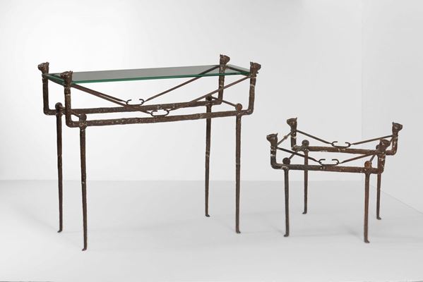 Set di consolle e tavolino, uno con vetro e uno senza, con struttura in fusione di metallo.