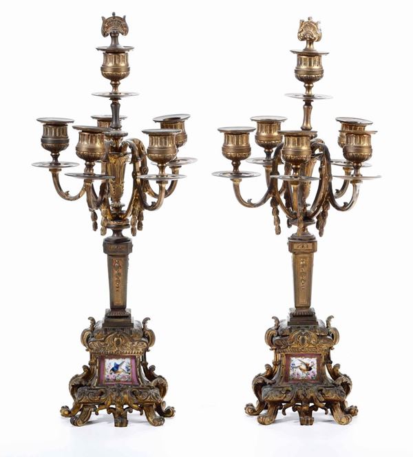Coppia di candelabri in bronzo e placche in porcellana dipinta, XIX-XX secolo