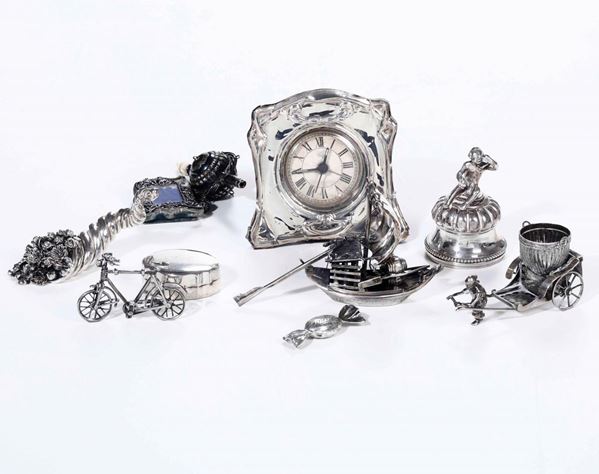Insieme di piccoli oggetti in argento e metallo argentato. Varie manifatture del XX secolo