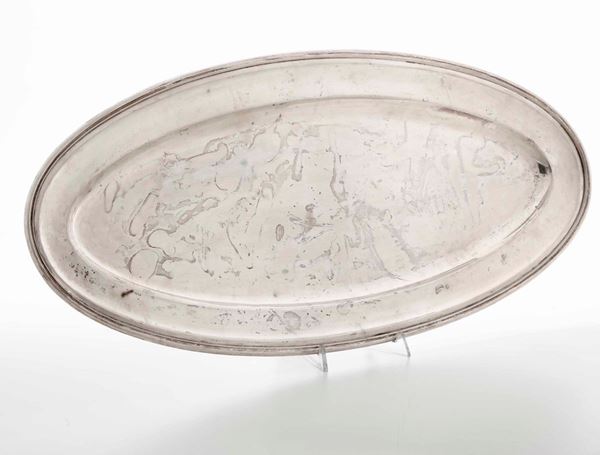 Vassoio ovale in argento. Argenteria italiana del XX secolo. Argentiere Zaramella, Padova