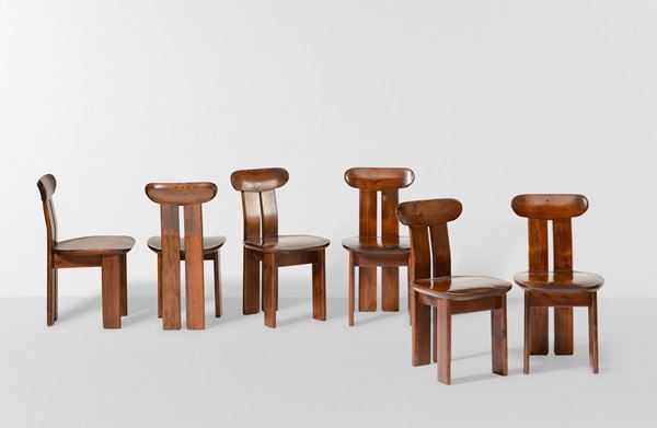 Sei sedie con struttura in legno e rivestimento in pelle.