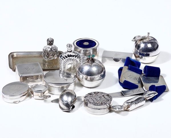 Lotto di scatoline e bomboniere in argento e altri materiali