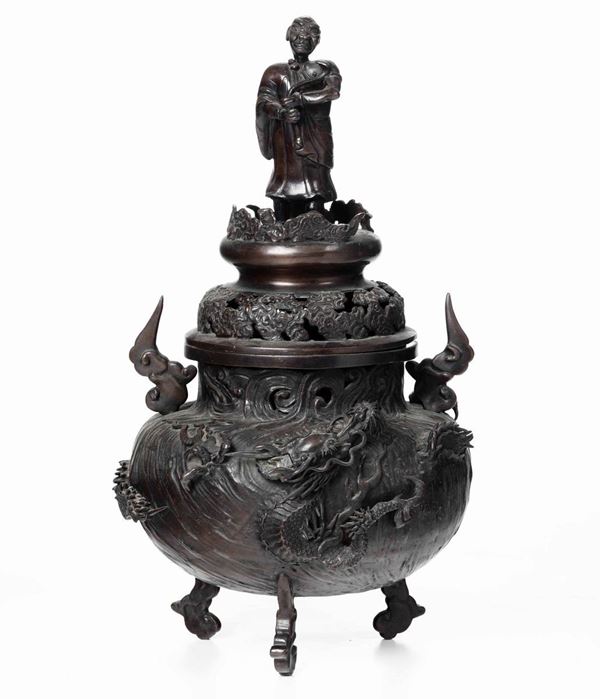 Incensiere in bronzo con anse sagomate, figura di drago a rilievo e con presa del coperchio a foggia di saggio, Giappone