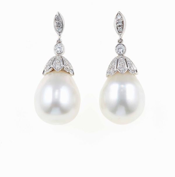 Orecchini pendenti con perle coltivate e diamanti