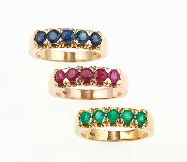 Tre anelli con smeraldi, rubini e zaffiri
