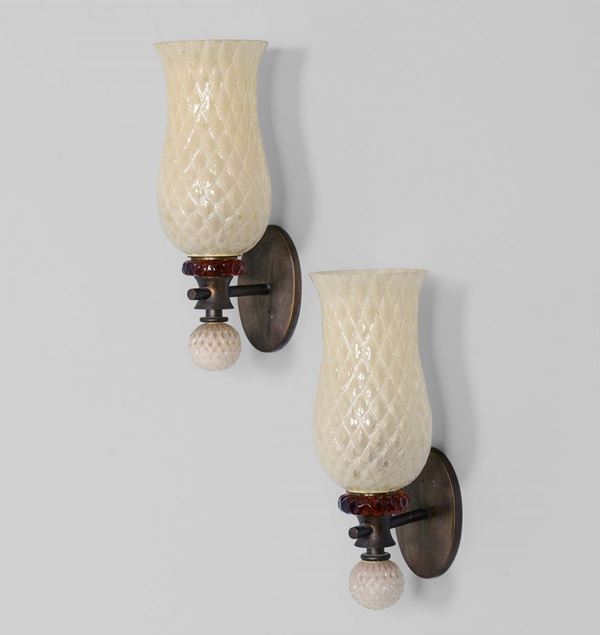 Coppia di lampade da parete con struttura in ottone e diffusore in vetro di Murano
