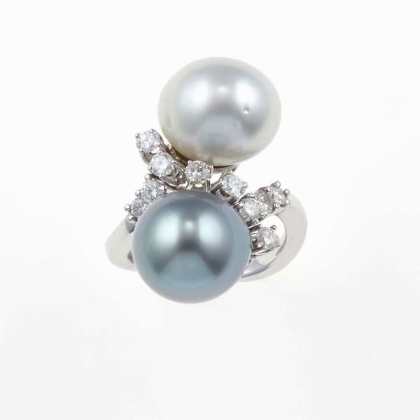 Anello contrariè con perle coltivate e piccoli diamanti