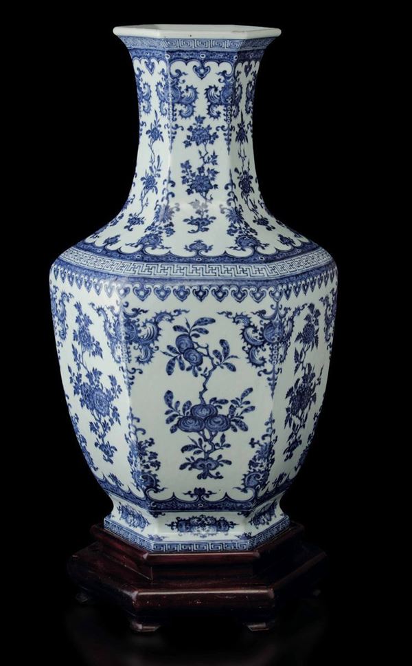 Grande vaso esagonale in porcellana bianca e blu con decori floreali e soggetti naturalistici, Cina,  [..]