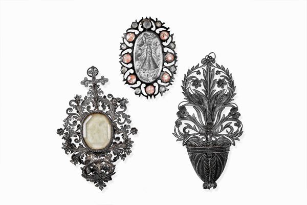 Acquasantiera e cornice in filigrana d'argento e pendente in legno e pietre dure Manifattura italiana del XVIII secolo