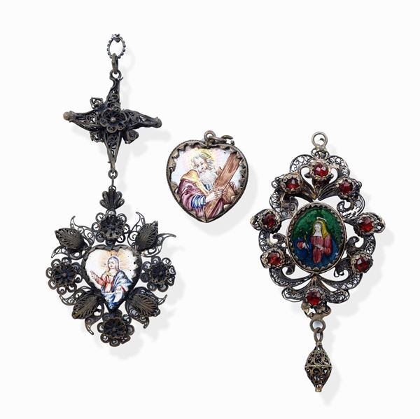 Tre pendenti Filigrana d'argento, smalti policromi e granati Manifattura italiana del XVIII secolo