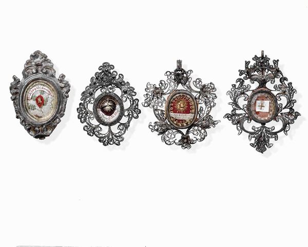 Tre pendenti in filigrana d'argento e una cornice in metallo argentato Manifattura italiana del XVIII secolo