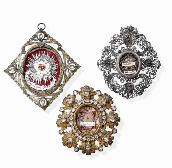 Tre pendenti Filigrana d'argento, metallo dorato e vetri molati Arte italiana del XVIII-XIX secolo