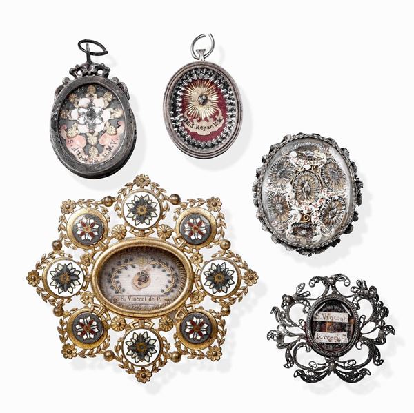 Cinque pendenti Filigrana e lamina d'argento, metallo dorato e argentato e smalti policromi Arte italiana del XVIII secolo