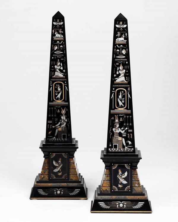 Coppia di obelischi intarsiati in madreperla e marmo con una base in onice, Francia, inizi XX secolo