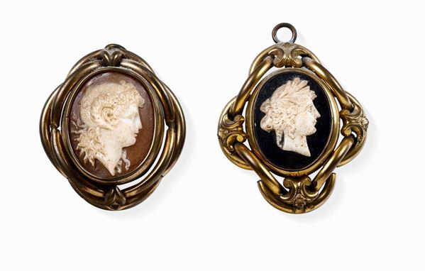 Due medaglioni Oro basso titolo e cammei incisi di gusto neoclassico XIX secolo