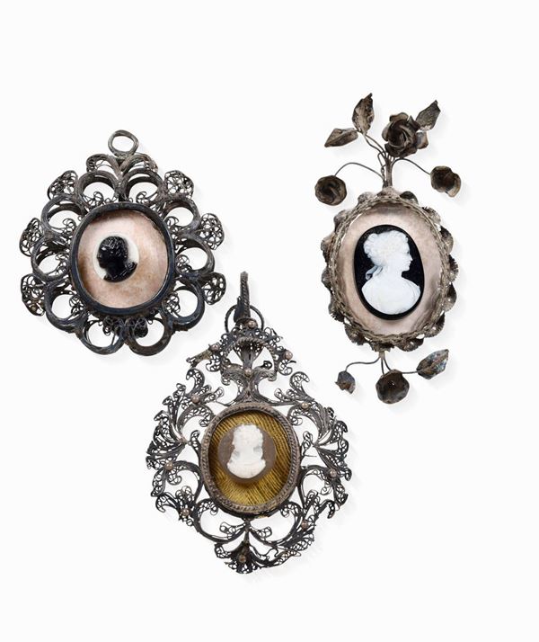 Tre pendenti  Filigrana e lamina d'argento e cammei incisi Arte italiana del XVIII-XIX secolo