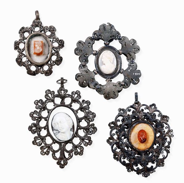 Quattro pendenti  Filigrana d'argento e cammei incisi Arte italiana del XVIII-XIX secolo