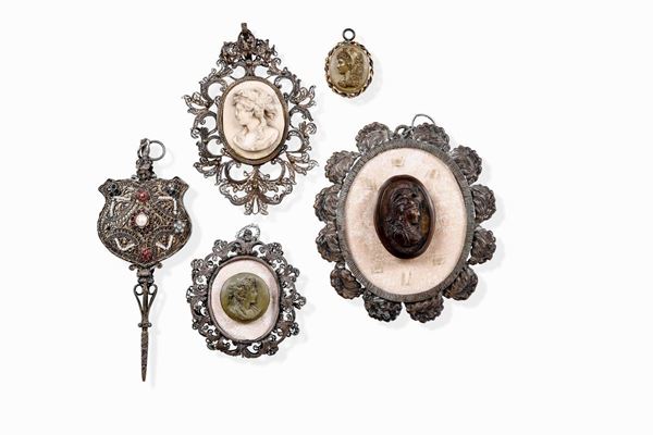 Cinque pendenti Varie manifatture del XIX-XX secolo