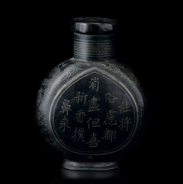 Snuff bottle in metallo con niellatura in argento, iscrizioni e figure di draghi su fondo nero, Cina, Dinastia Qing (1644-1912)