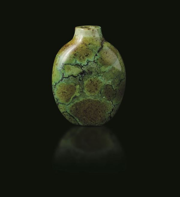 Snuff bottle scolpita in pietra dura sui toni dei bruni e dei verdi, Cina, Dinastia Qing, XIX secolo