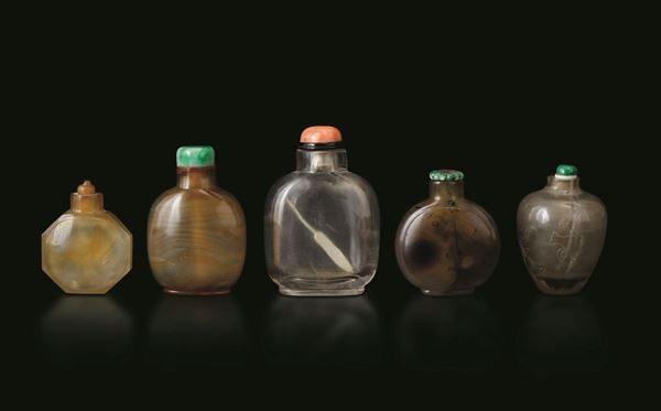 Lotto composto da cinque snuff bottles in cristallo di rocca, corniola e pietre dure, Cina, Dinastia Qing, XIX secolo