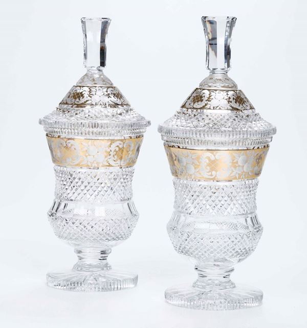 Coppia di vasi con coperchio in cristallo inciso e dorato, fine XIX secolo