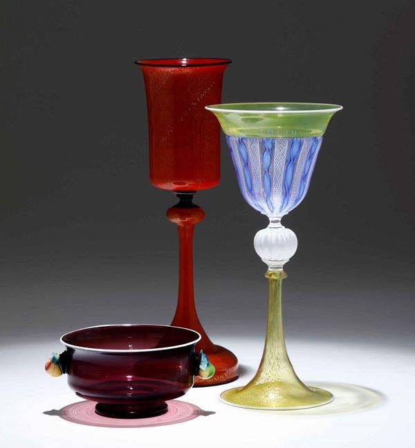 Due bicchieri a calice e coppetta in vetro colorato