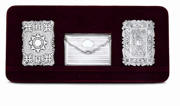 Tre scatoline porta biglietti in argento cesellato. Differenti manifatture inglesi del XIX-XX secolo