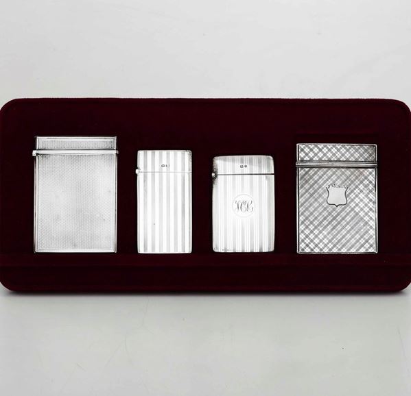 Quattro scatoline porta biglietti in argento cesellato. Differenti manifatture inglesi del XIX-XX secolo