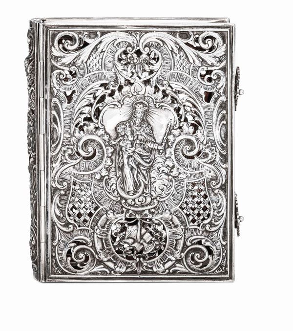 Copertina in argento sterling traforato e cesellato. Manifattura inglese del XX secolo