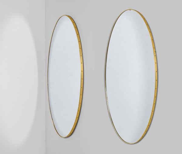 Due specchi ovali con struttura in legno e profilo in ottone.